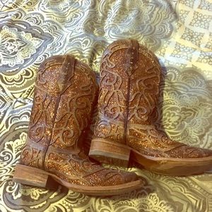 Corral women’s western boots square toe.